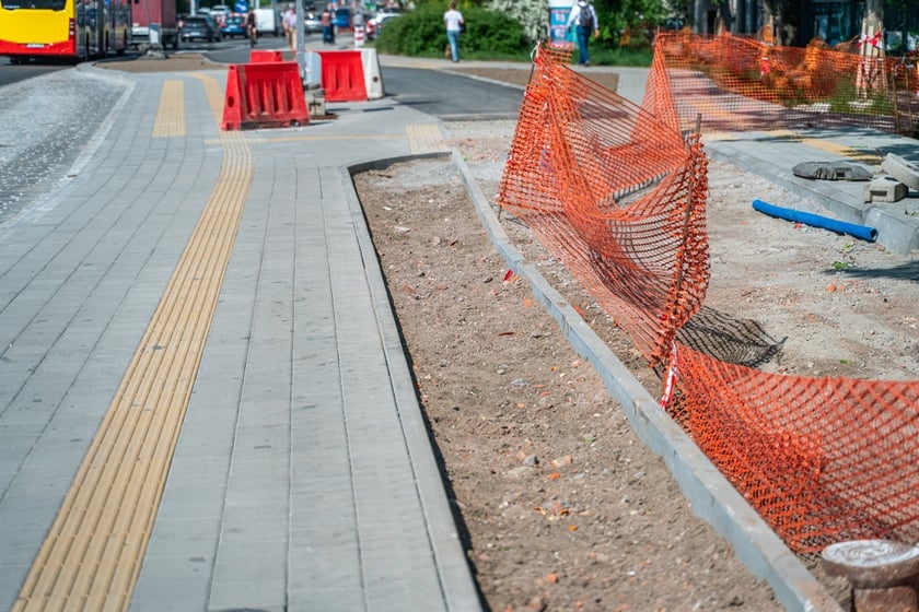 ulica Dmowskiego we Wrocławiu, część jezdni otwarta po przebudowie