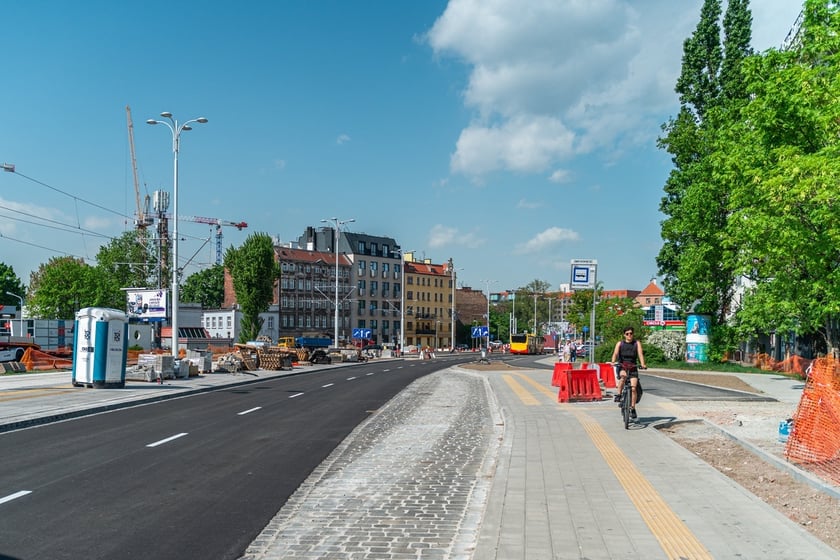 ulica Dmowskiego we Wrocławiu, część jezdni otwarta po przebudowie