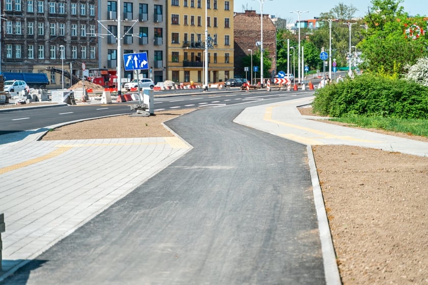 ulica Dmowskiego we Wrocławiu, część jezdni otwarta po przebudowie