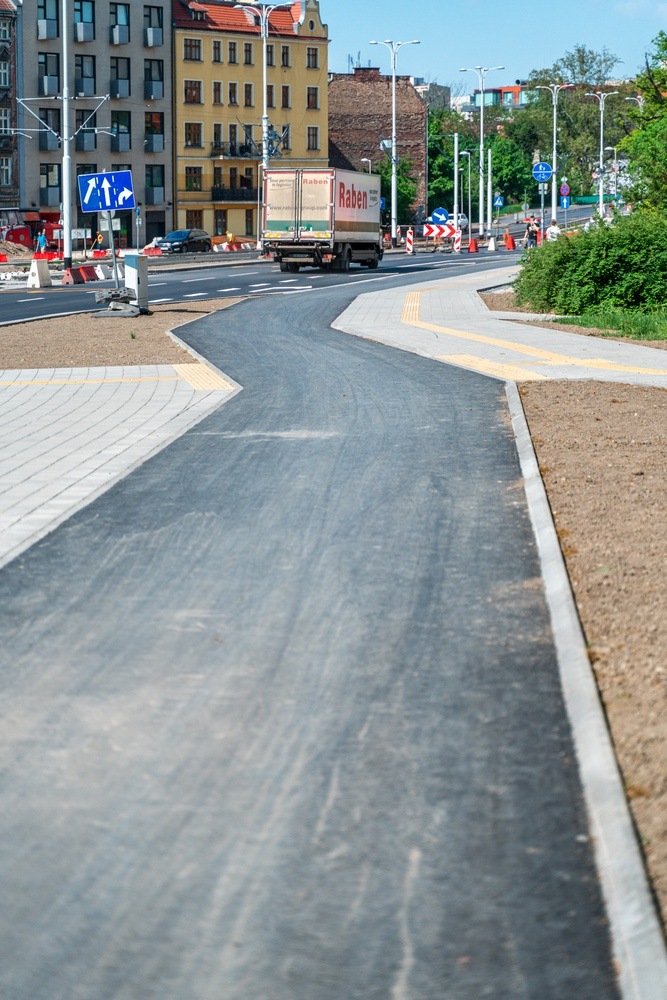 ulica Dmowskiego we Wrocławiu, część jezdni otwarta po przebudowie