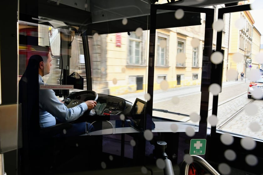 Testowany przez MPK Wrocław autobus bezprzegubowy wjechał już na ulice Wrocławia