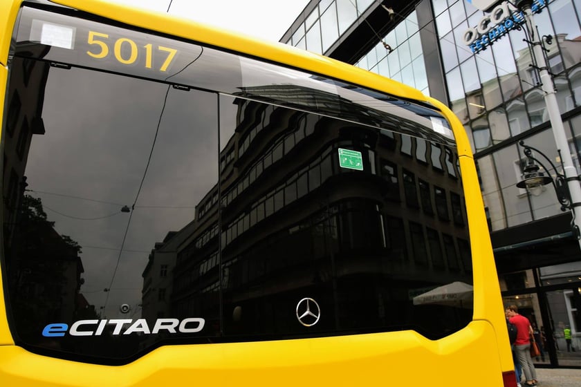 Testowany przez MPK Wrocław autobus bezprzegubowy wjechał już na ulice Wrocławia