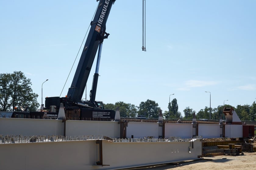 Stalowe elementy mostów Chrobrego przyjechały do Wrocławia z Gdyni.