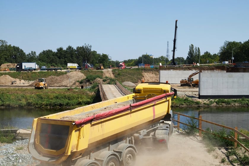Stalowe elementy mostów Chrobrego przyjechały do Wrocławia z Gdyni.