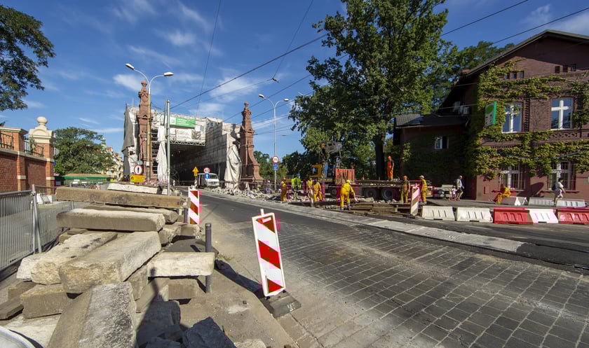 W połowie sierpnia na moście Zwierzynieckim trwają intensywne prace
