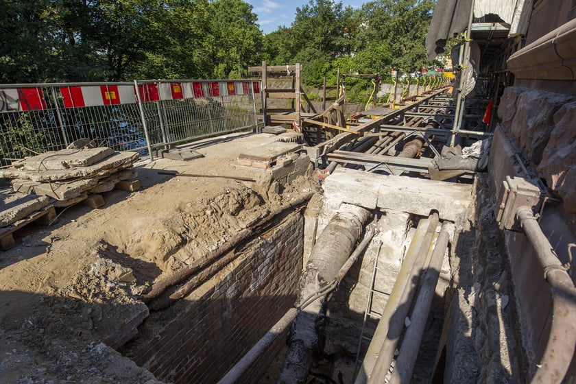 W połowie sierpnia na moście Zwierzynieckim trwają ntensywne prace.