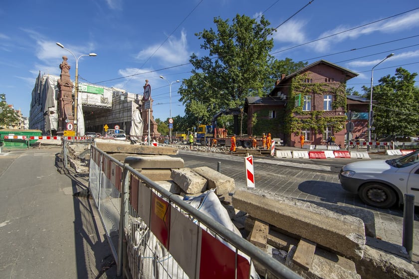 W połowie sierpnia na moście Zwierzynieckim trwają intensywne prace