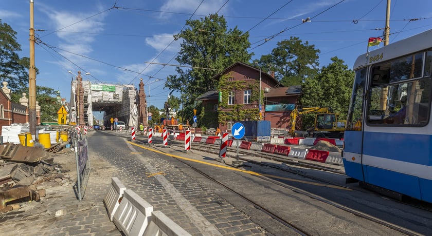 W połowie sierpnia na moście Zwierzynieckim trwają intensywne prace
