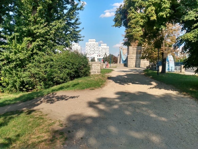 Pomiędzy mostem Grunwaldzkim a bulwarem Kaczyńskich powstanie rampa dla pieszych i rowerzystów.