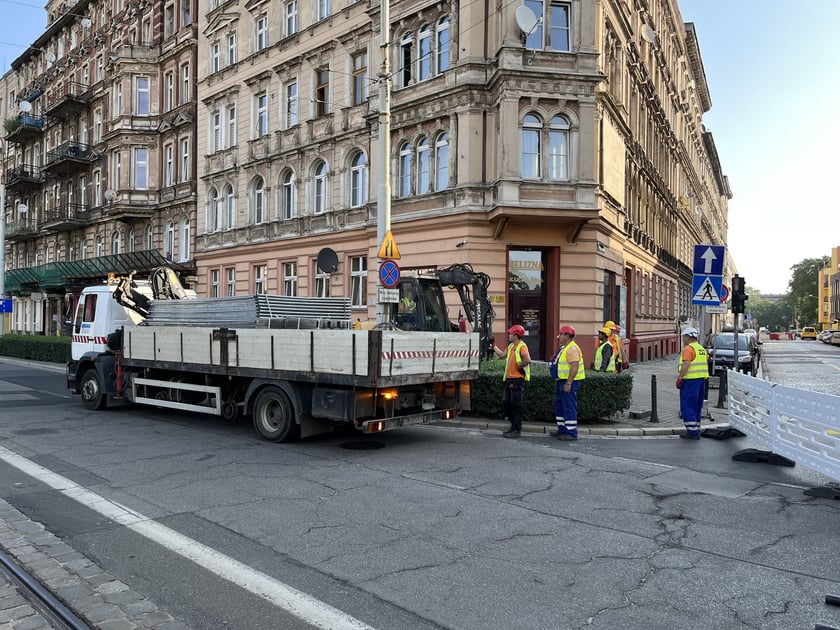 W ramach modernizacji ul. Pomorskiej zdemontowano część sieci trakcyjnej