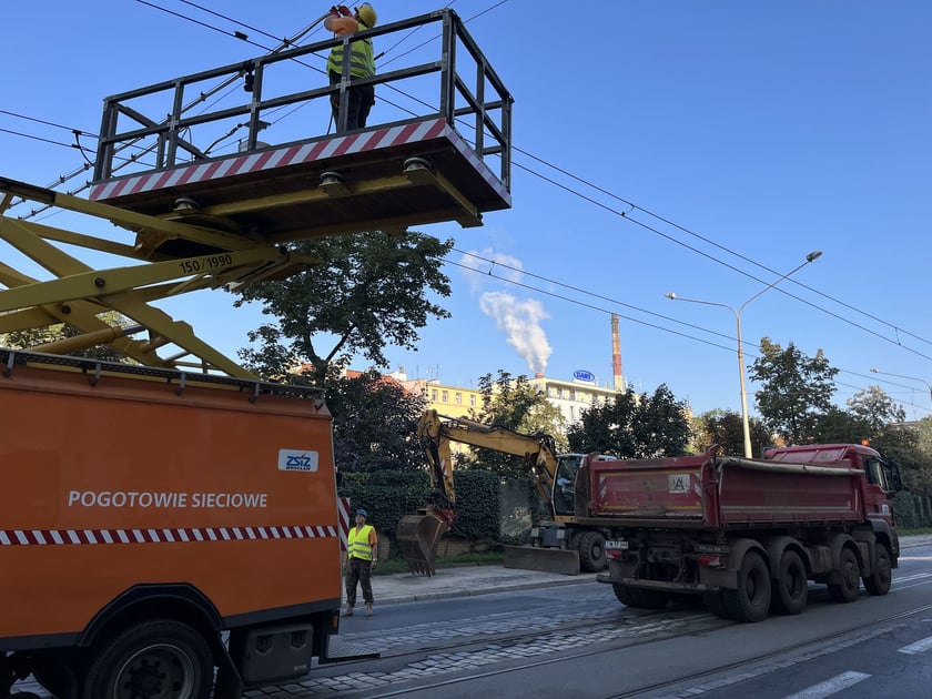 W ramach modernizacji ul. Pomorskiej zdemontowano część sieci trakcyjnej