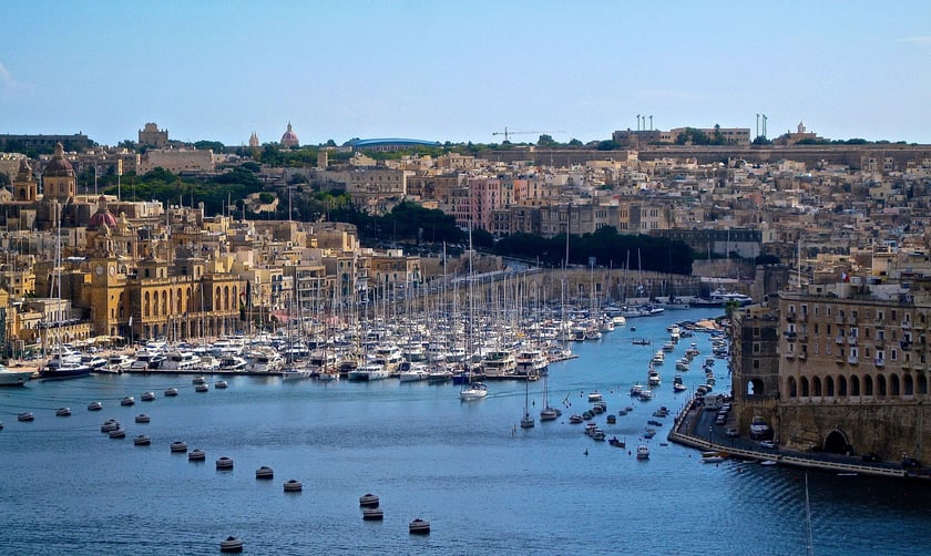 Malta. Malta to najdalej na południe wysunięte państwo Europy. Klimatyczne zabytki, cuda natury, wiele atrakcji i piękne plaże ? to wszystko oferuje kraj, w którym przez 300 dni w roku świeci słońce. Na Maltę dolecimy liniami Ryanair. W terminie 2-5 października podróż w obie strony kosztuje 524 zł. Tanich połączeń jest jednak znacznie więcej!