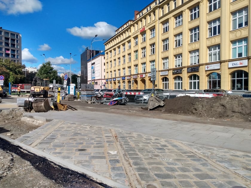 Powstaje droga rowerowa przy wyjeździe z przejścia podziemnego pod pl. Jana Pawła II