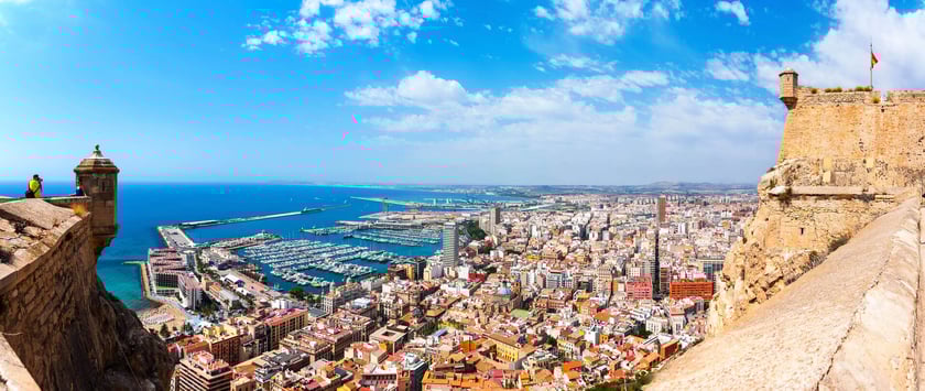 Nie tylko Barcelona, ale również południowo-wschodnie wybrzeże Hiszpanii ma wiele do zaoferowania. Alicante to także dobra baza wypadowa do zwiedzenia Walencji i Murcji