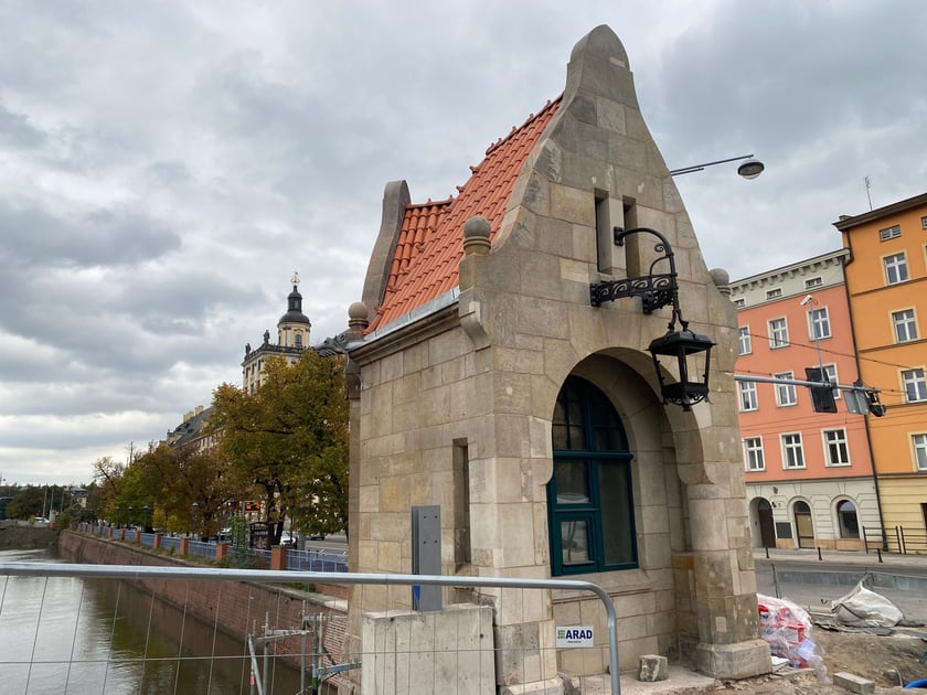 Na zdjęciu strażnice przy wjeździe na most Pomorski Południowy