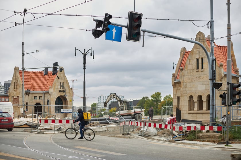 Na zdjęciu strażnice przy wjeździe na most Pomorski Południowy