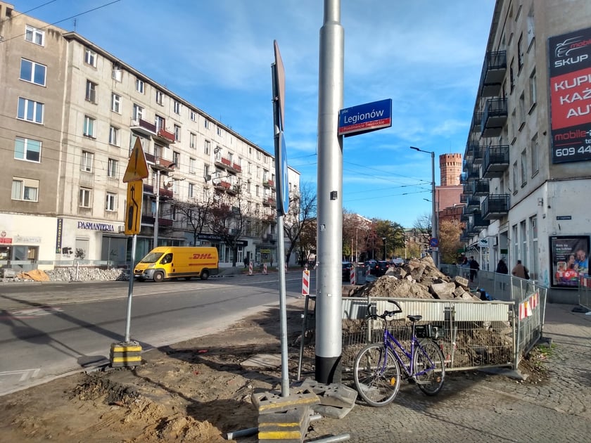 Na zdjęciu budowa drogi rowerowej wzdłuż ul. Sądowej, na odcinku od pl. Legionów do Promenady Staromiejskiej