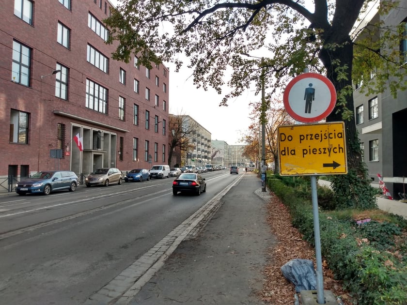Na zdjęciu budowa drogi rowerowej wzdłuż ul. Sądowej, na odcinku od pl. Legionów do Promenady Staromiejskiej