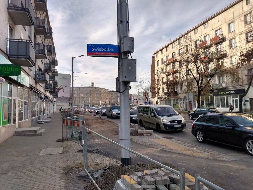 Na zdjęciu budowa drogi rowerowej wzdłuż ul. Sądowej, na odcinku od pl. Legionów do Promenady Staromiejskiej