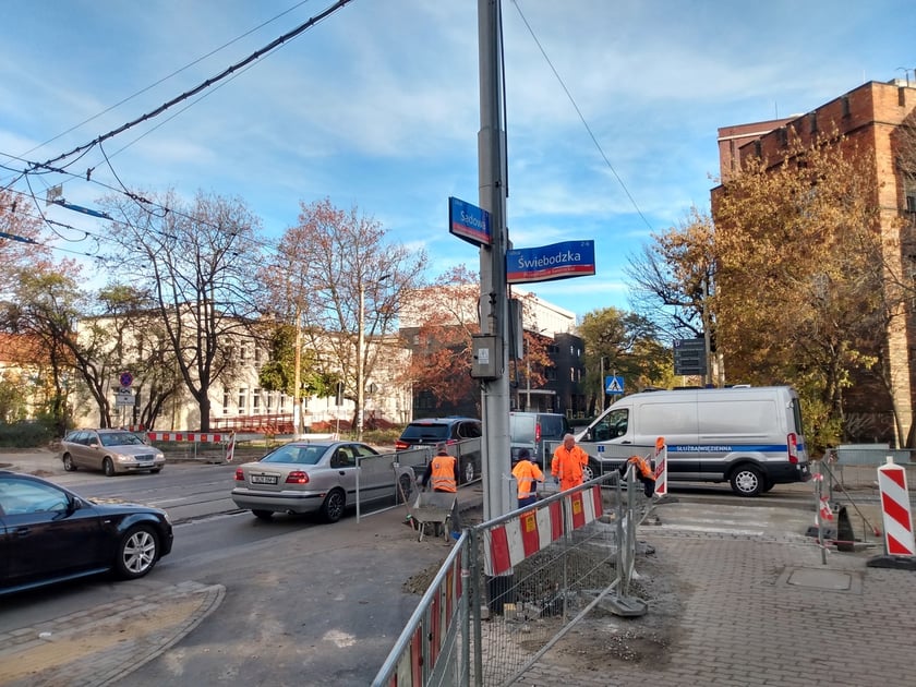 Na zdjęciu budowa drogi rowerowej wzdłuż ul. Sądowej, na odcinku od pl. Legionów do Promenady Staromiejskiej
