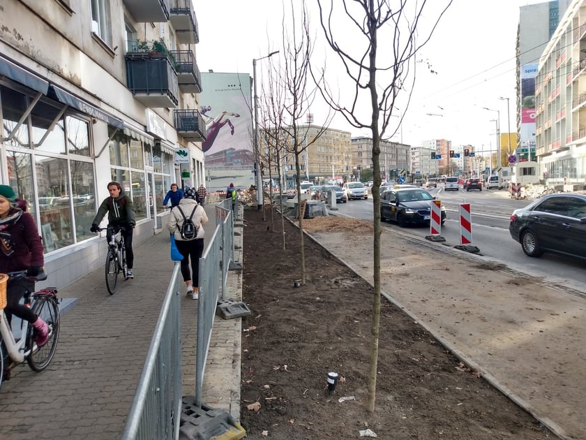 Na zdjęciu budowa drogi rowerowej wzdłuż ul. Sądowej, na odcinku od pl. Legionów do Promenady Staromiejskiej
