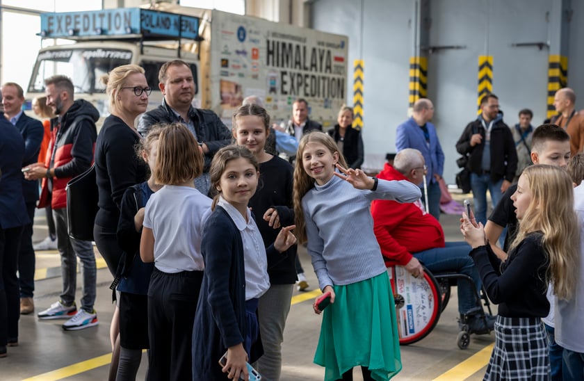 Uroczystość nadania imienia Wandy Rutkiewicz tramwajowi Moderus Gamma w zajezdni Borek