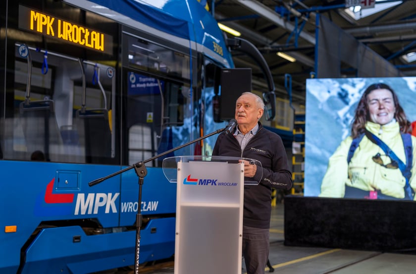 Uroczystość nadania imienia Wandy Rutkiewicz tramwajowi Moderus Gamma w zajezdni Borek