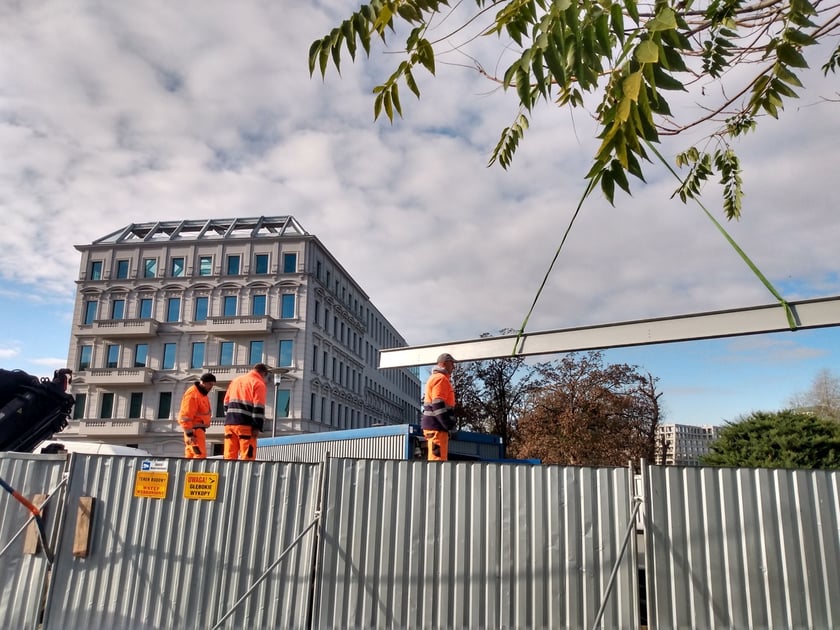 Układanie nowych dźwigarów na budowie mostu św. Klary