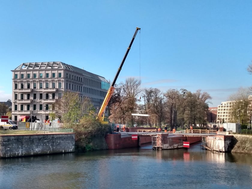 Układanie nowych dźwigarów na budowie mostu św. Klary
