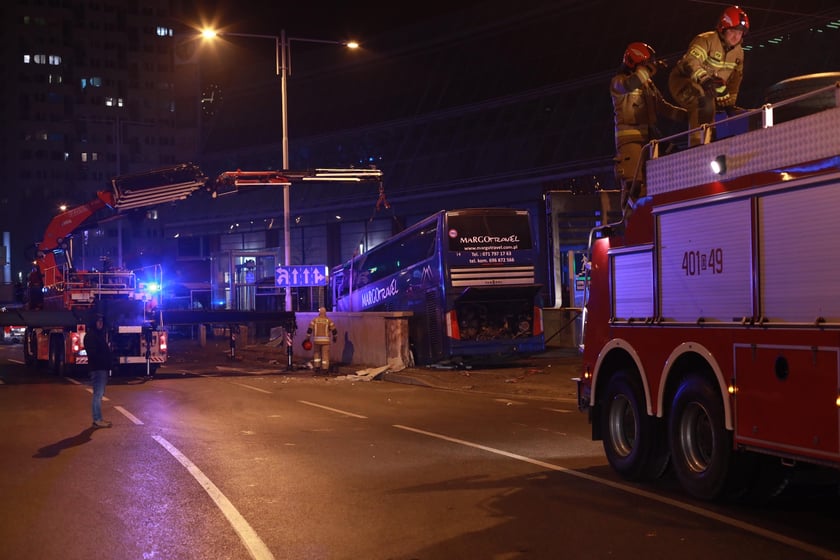 Wyciąganie autobusu z przejścia podziemnego na rondzie Reagana