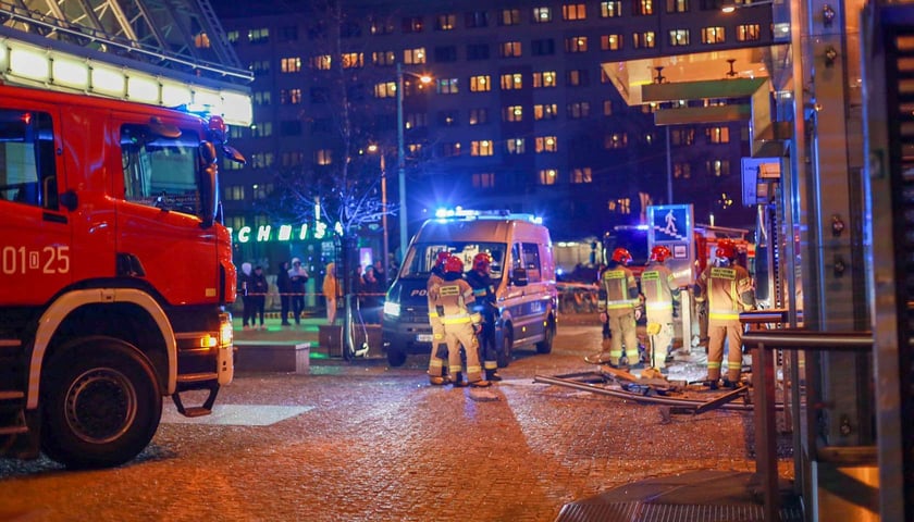 wypadek na rondzie Reagana, autobus wjechał w przejście podziemne