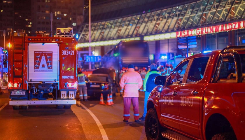wypadek na rondzie Reagana, autobus wjechał w przejście podziemne