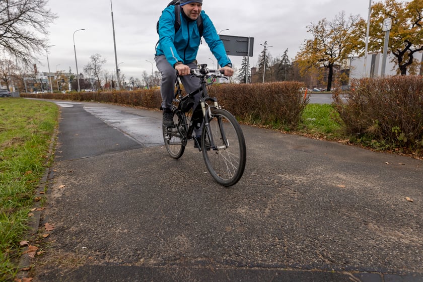 Na zdjęciu przeznaczona do remontu droga rowerowa wzdłuż ul. Krzywoustego