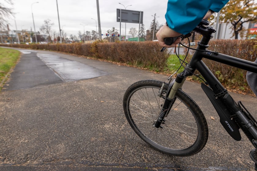 Na zdjęciu przeznaczona do remontu droga rowerowa wzdłuż ul. Krzywoustego