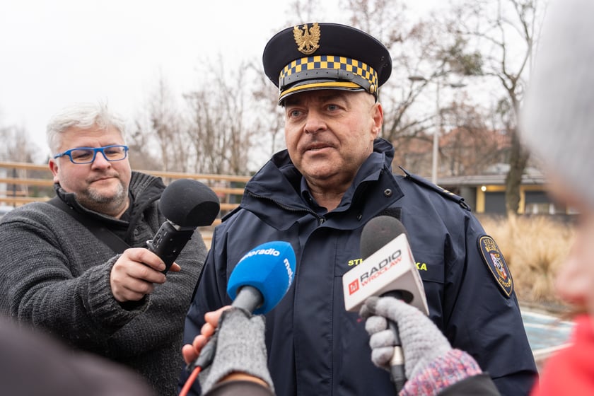 Przekazanie auta elektycznego straży miejskiej pod UM Wrocławia przy ul. Hubskiej