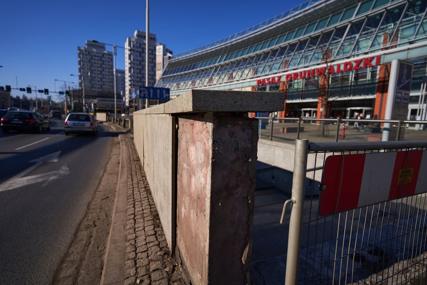 Schody do przejścia podziemnego przy Pasażu Grunwaldzkim