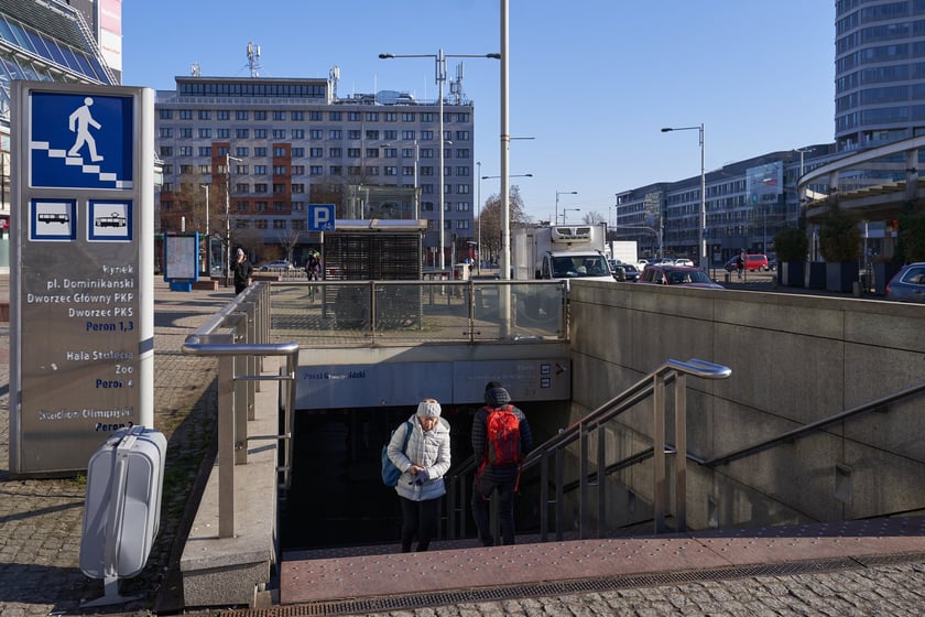Schody do przejścia podziemnego przy Pasażu Grunwaldzkim
