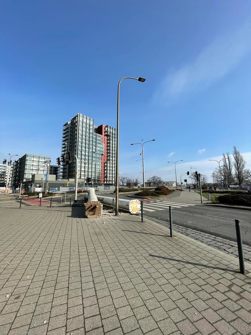 na zdjęciu: ogromne spadły spadły na jezdnię przy skrzyżowaniu Jedności Narodowej z Wyszyńskiego tuż przed mostami Warszawskimi