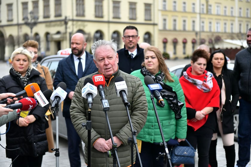 Legalna taksówka ? rusza nowa kampania we Wrocławiu. Zeskanuj kod, zanim wsiądziesz. Zdjęcia z oficjalnej konferencji prasowej