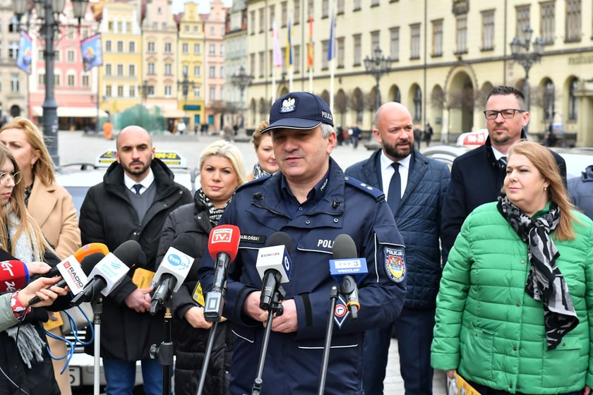 Legalna taksówka ? rusza nowa kampania we Wrocławiu. Zeskanuj kod, zanim wsiądziesz. Zdjęcia z oficjalnej konferencji prasowej
