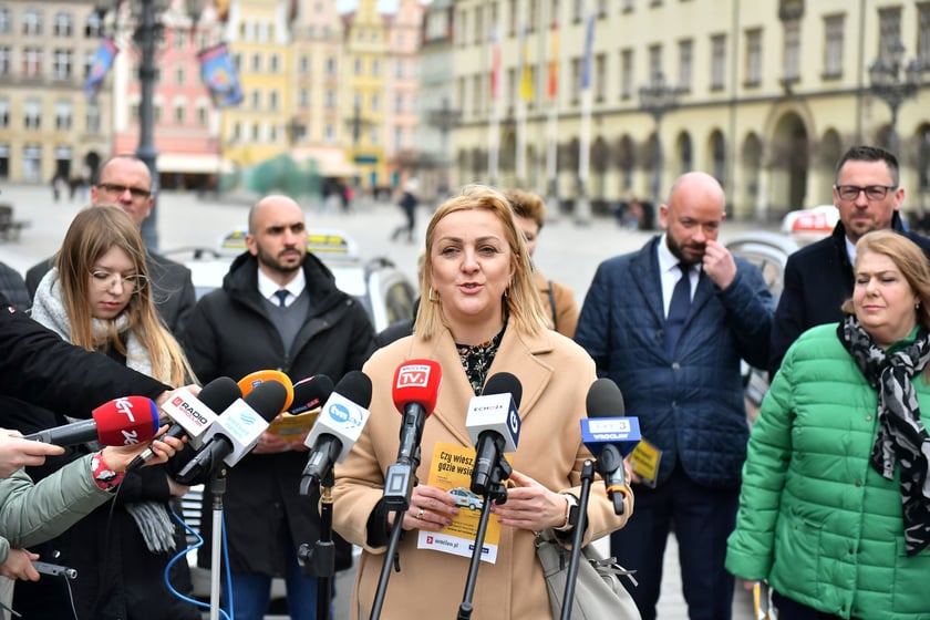 Legalna taksówka ? rusza nowa kampania we Wrocławiu. Zeskanuj kod, zanim wsiądziesz. Zdjęcia z oficjalnej konferencji prasowej