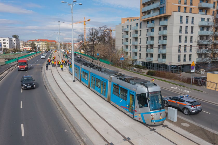 Pierwszy raz w historii na moście Dmowskiego pojawił się tramwaj. Przejeżdżał kilka razy z różnymi prędkościami - były to dynamiczne próby obciążeniowe mostu, który został wzmocniony na potrzeby nowego torowiska. Pojadą nim tramwaje przez Popowice.