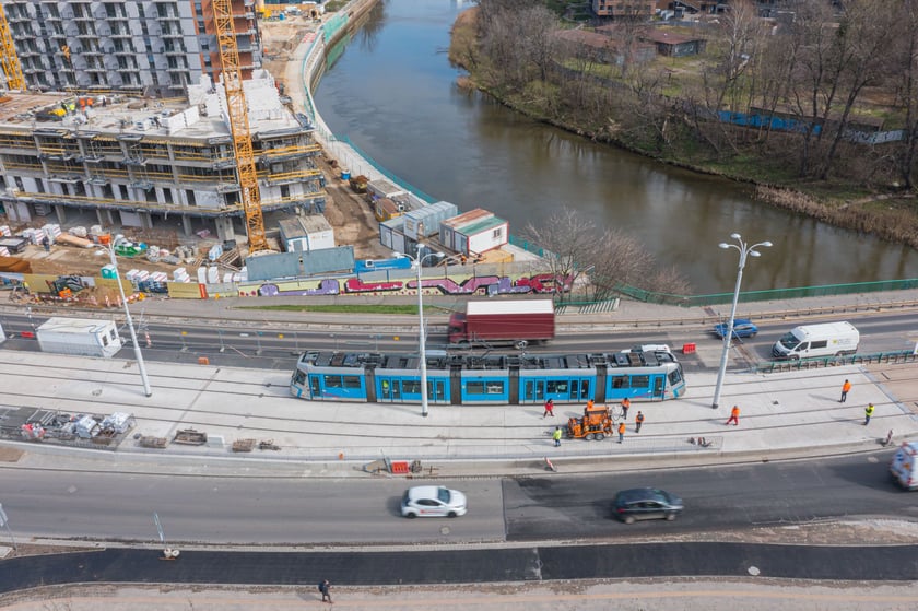 Pierwszy raz w historii na moście Dmowskiego pojawił się tramwaj. Przejeżdżał kilka razy z różnymi prędkościami - były to dynamiczne próby obciążeniowe mostu, który został wzmocniony na potrzeby nowego torowiska. Pojadą nim tramwaje przez Popowice.