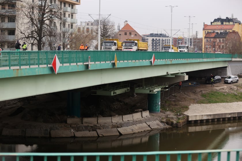 Wzmocniony most Dmowskiego pomyślnie przeszedł próby obciążeniowe. Wjechały na niego cztery 30-tonowe ciężarówki, a inżynierowie badali, jak zachowuje się konstrukcja.