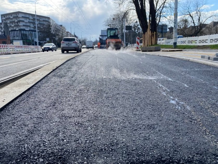 Układanie asfaltu na budowie przystanków wiedeńskich na ulicy Grabiszyńskiej.