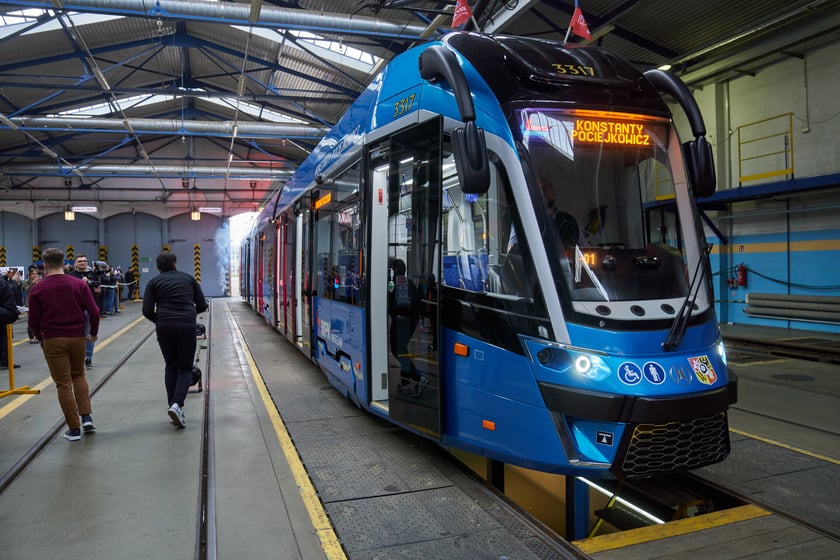Uroczystość nadania tramwajowi imienia Konstantego Pociejkowicza.