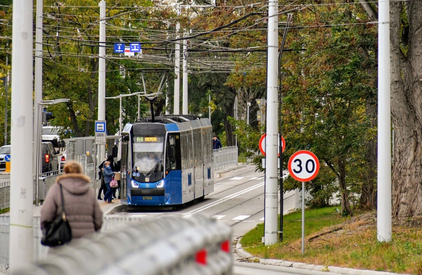 To bezprecedensowe w dziejach Wrocławia przedsięwzięcie. Prawie siedem kilometr&oacute;w nowych tor&oacute;w. Imponujący wiadukt nad torami kolejowymi. 15 par przystank&oacute;w.
Początek trasy: pl. Orląt Lwowskich. Koniec: pętla przy ul. Rogowskiej.
Po otwarciu tej trasy w trzecim kwartale tego roku zmieni się obraz komunikacyjny nie tylko dla mieszkańc&oacute;w Nowego Dworu i okolicznych osiedli. Zapewne wprowadzona zostanie nowa siatka połączeń, co wpłynie na wszystkich pasażer&oacute;w.
A może część mieszkańc&oacute;w Nowego Dworu, zyskując szybkie połączenie bez stania w korkach, zostawi swoje samochody i ruszy tramwajem? Przy pętli przy Rogowskiej będzie parking Park &amp; Ride &ndash; to może skusić do pozostawienia auta r&oacute;wnież osoby mieszkające na zach&oacute;d od Nowego Dworu? Jak otwarcie TAT-u zmieni Wrocław?
(Na zdjęciu funkcjonujący już odcinek TAT od pl. Orląt Lwowskich do pętli Wrocławski Park Przemysłowy.)