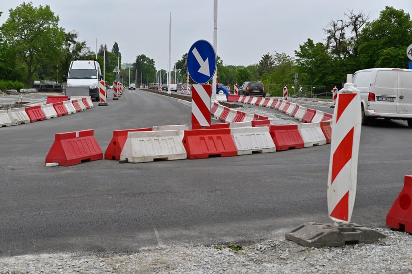 Wielka Wyspa, okolice godziny 15:00, wtorek 16 maja - ruch na trasie objazdu wprowadzonego z powodu zamknięcia skrzyżowania ul. Mickiewicza i Paderewskiego.