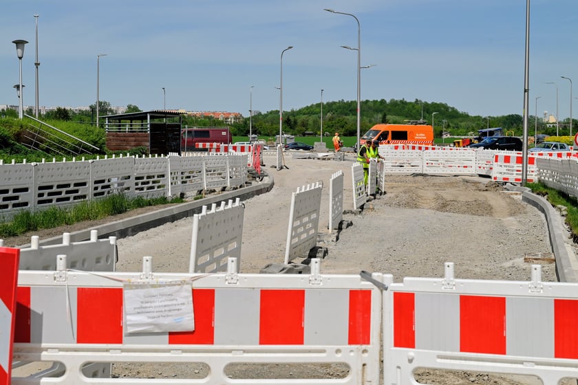 Od ronda na wysokości ul. Smardzowskiej ul. Asfaltowej brakuje jeszcze asfaltu. Na ul. Lutosławskiego do ul. Buforowej pozostały tylko prace wykończeniowe.