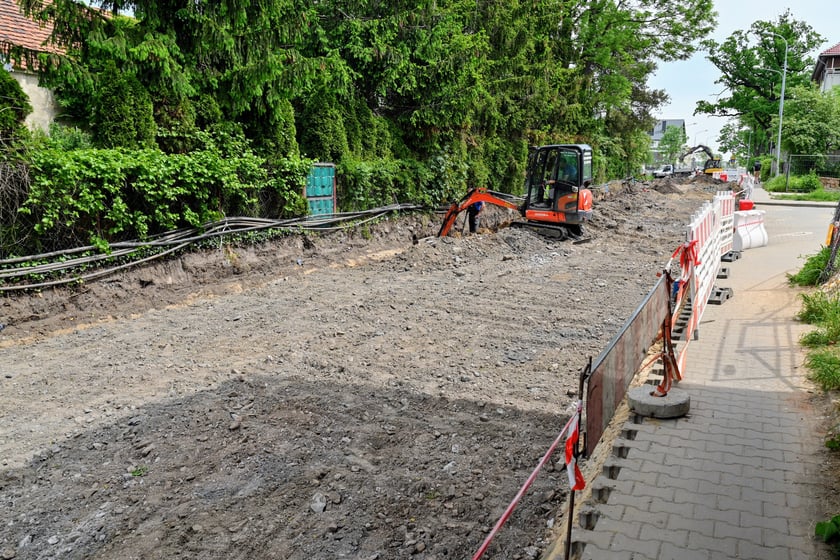 Od strony ul. Pawiej ul. Asfaltową remontuje Zarząd Dróg i Utrzymania Miasta.